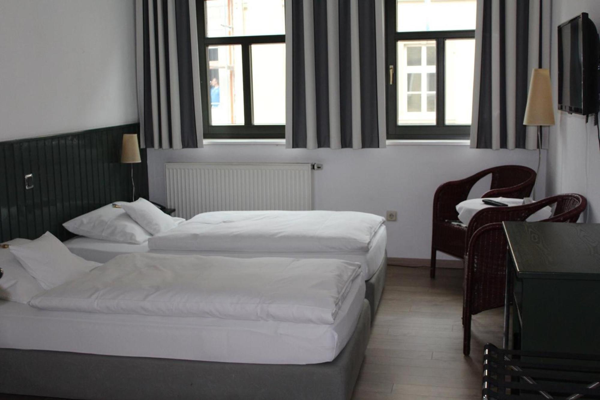 Hotel Cafe Rhoenperle Bad Neustadt an der Saale Ngoại thất bức ảnh