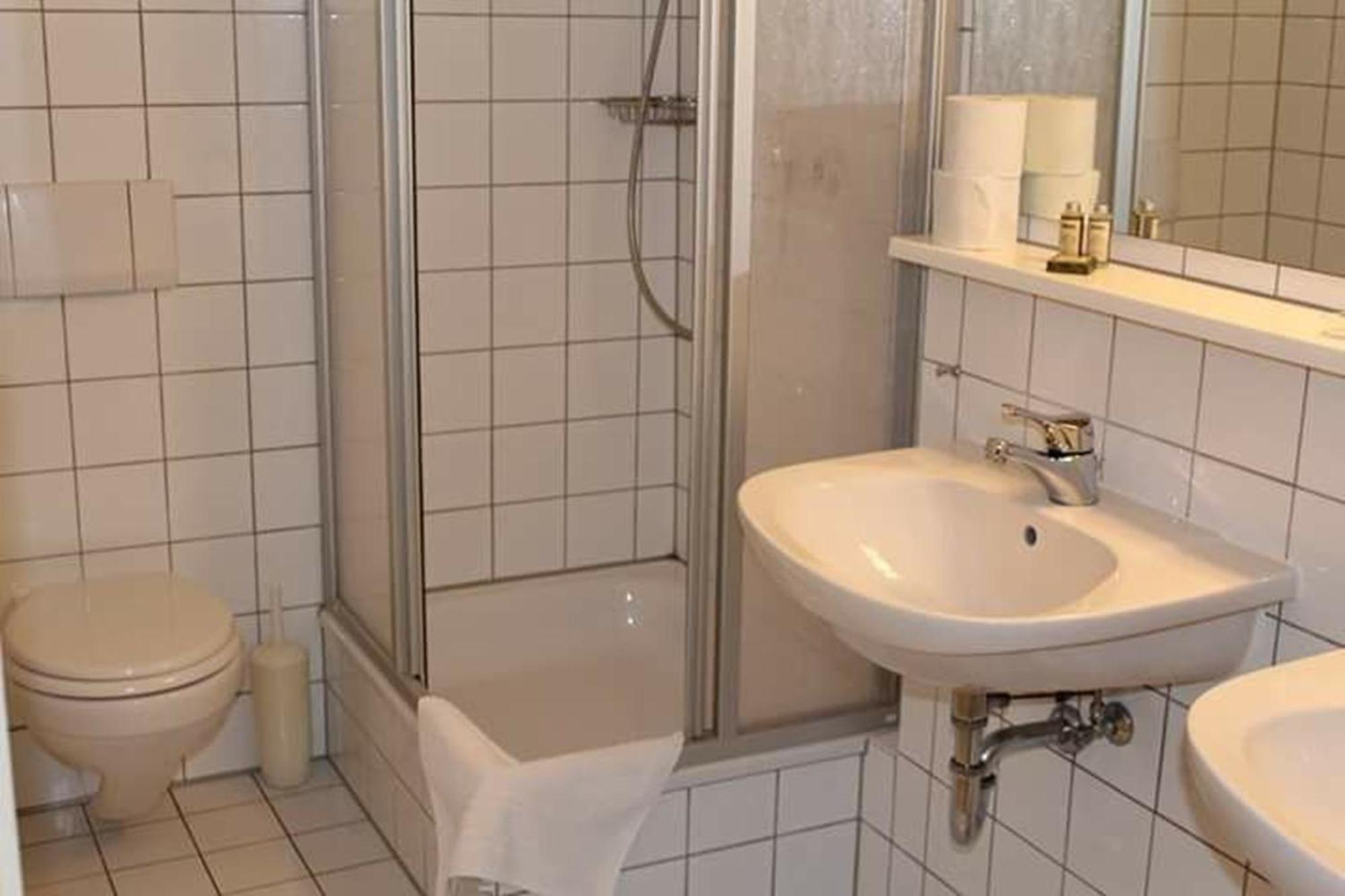 Hotel Cafe Rhoenperle Bad Neustadt an der Saale Ngoại thất bức ảnh